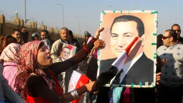 Stoupenci exprezidenta Mubaraka před soudní budovou