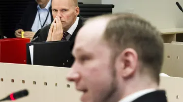 Obhájce Anderse Breivika (v popředí) Geir Lippestad