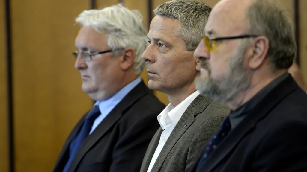 Znalec Rudolf Doucha (vpravo), místopředseda Fondu národního majetku Pavel Kuta (uprostřed) a Jan Škurka (vlevo)