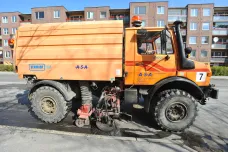 Do brněnských ulic vyjely zametací vozy, po zimě začalo blokové čištění