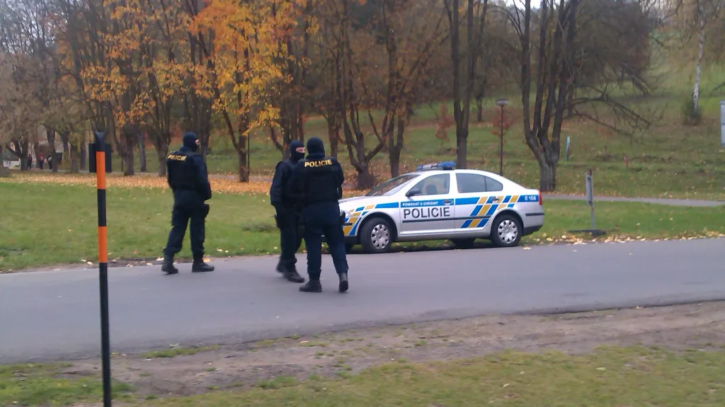 Policisté uzavřeli okolí Hotelu Lázně Kostelec u Zlína