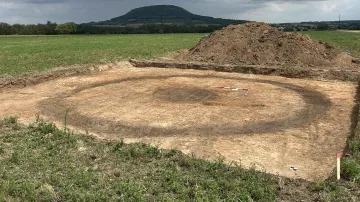 Půdorys mohyly pravěké ženy