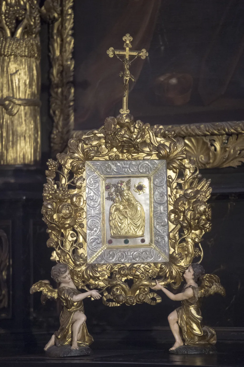 Výstava s názvem "Pod ochranou tvou" odhaluje v chrámu svaté Barbory v Kutné Hoře vzácné exponáty uložené v chrámovém depozitáři