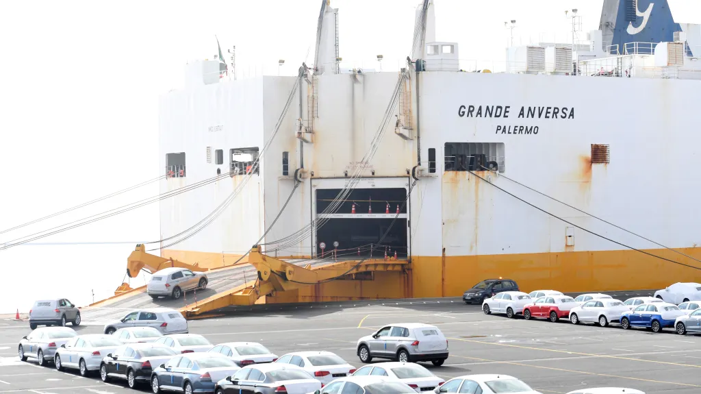 Německé hospodářství loni zasáhl hlavně pokles vývozu (na snímku vozy Volkswagen mířící na export)