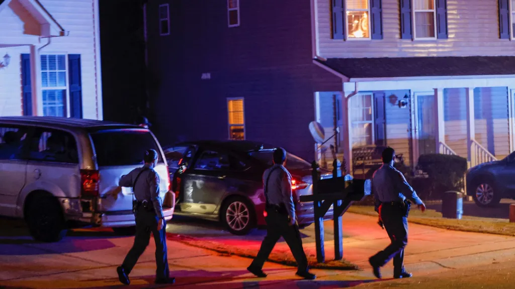 Policisté v Severní Karolíně po střelbě, během které zemřelo pět lidí