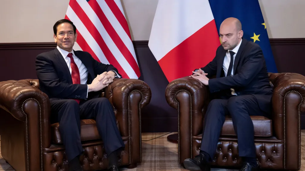 Marco Rubio a Jean-Noël Barrot při schůzce ministrů zahraniční skupiny G7