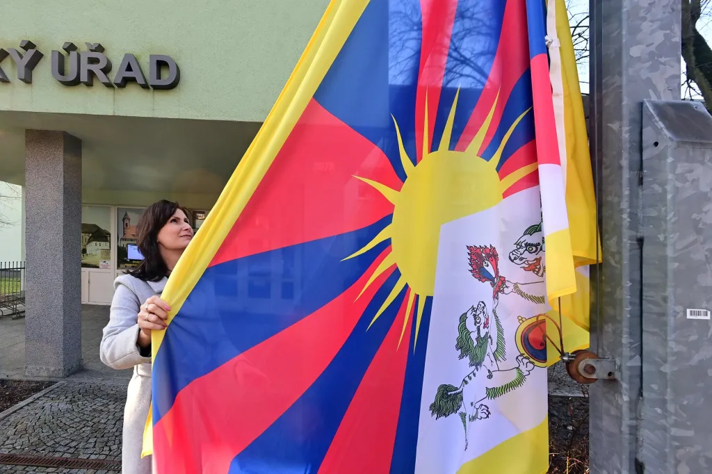 Vyvěšování tibetské vlajky před radnicí v Chodově na Sokolovsku