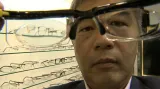 James Chen s brýlemi s nastavitelnými dioptriemi