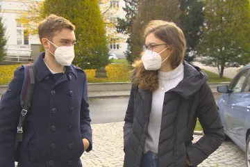 Přetíženým nemocnicím pomáhají dobrovolníci. Zapojil se i česko-kanadský pár zubařů