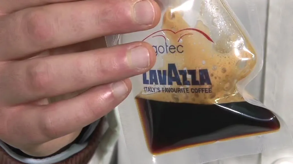 Káva ve vesmíru se bude pít z plastových sáčků