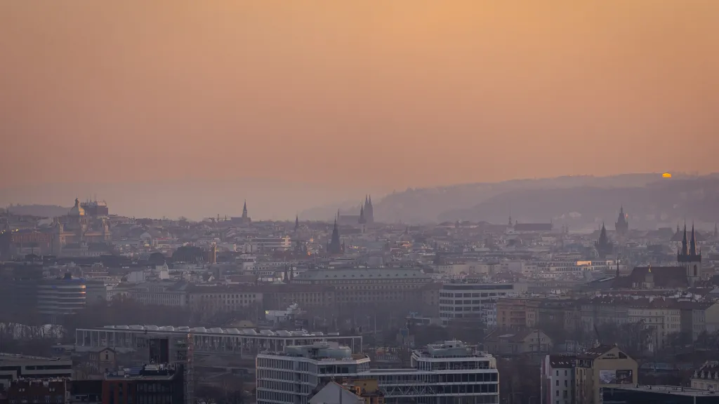 Saharský písek nad Prahou (8. březen 2025)