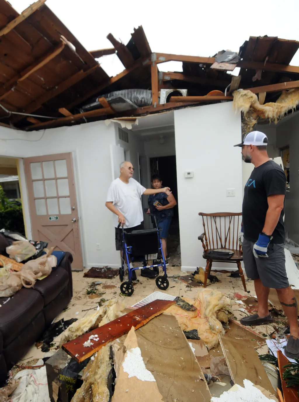 Majitel domu kontroluje škody v americkém Orlandu