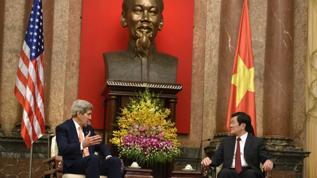 John Kerry a vietnamský prezident Truong Tan Sang