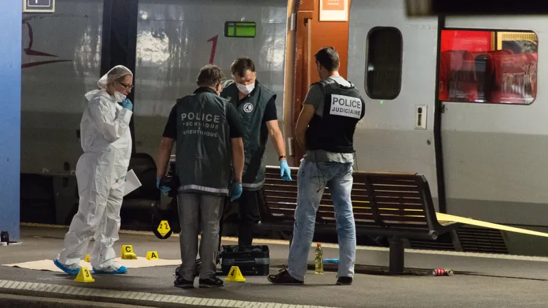 Vyšetřovatelé u vlaku, kde došlo ke střelbě