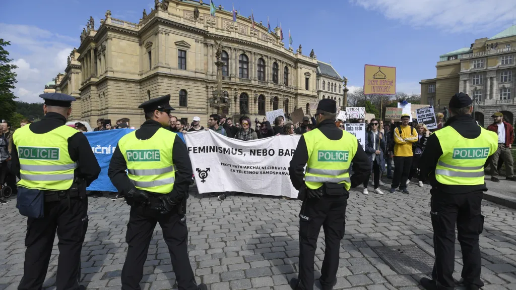 Prahou prošli zastánci i odpůrci práva na interrupci