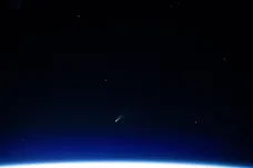 Od čtvrtka bude kometa Neowise nad obzorem po celou noc. Jak ji pozorovat?