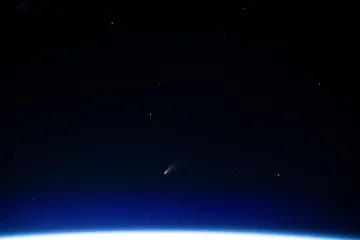 Od čtvrtka bude kometa Neowise nad obzorem po celou noc. Jak ji pozorovat?
