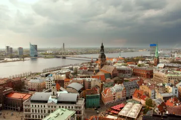 Pobaltí bojuje s propagandou Kremlu. Konec ruského vysílání menšinu obrátil k internetu