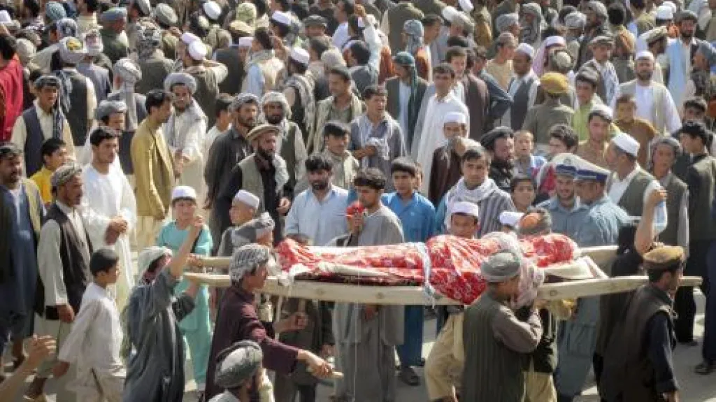 Pohřeb čtyř obětí NATO v afghánském Tálikánu