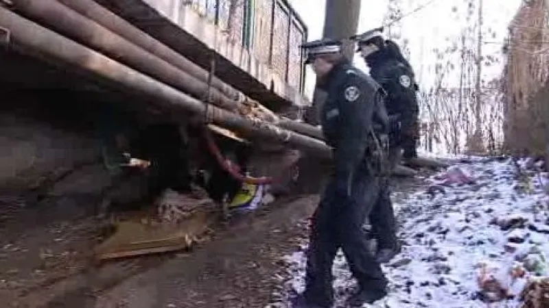 Městská policie kontroluje bezdomovce pod mostem