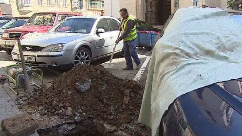 Auto dělníkům komplikovalo výměnu parkovacího automatu