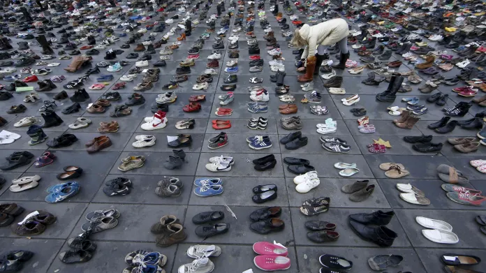 Tisícovky bot na Place de la République v Paříži na protest proti zákazu manifestace