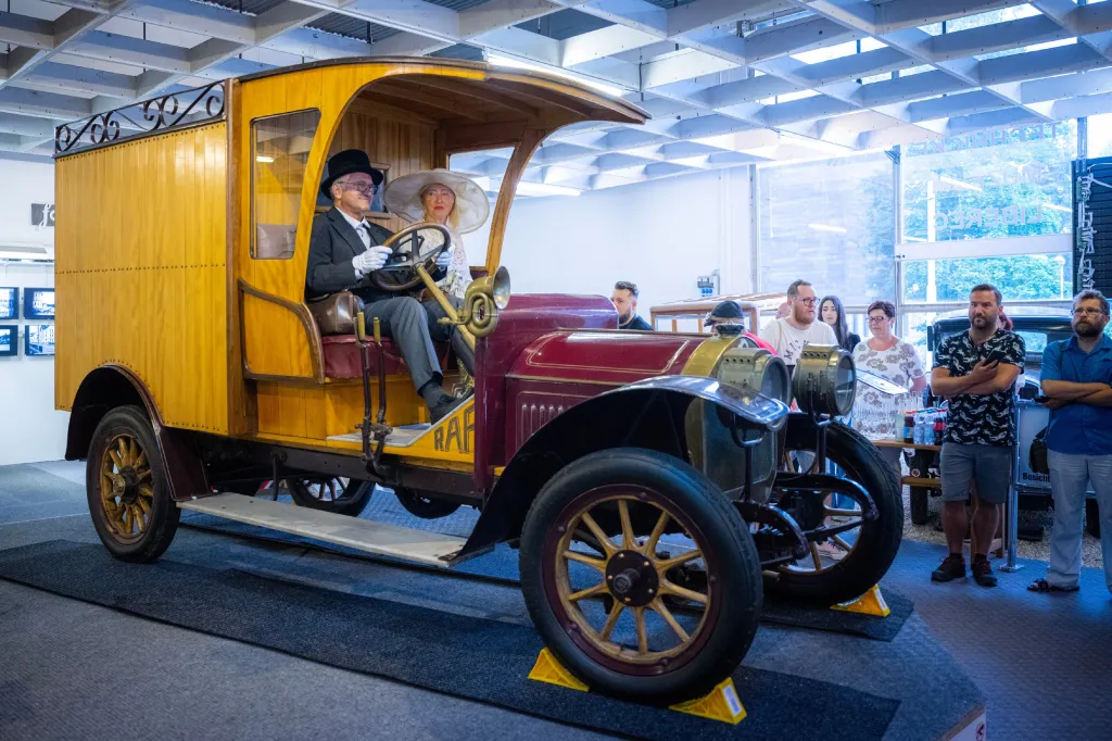 Odhalení historického vozu RAF 18/22 v Technickém muzeu