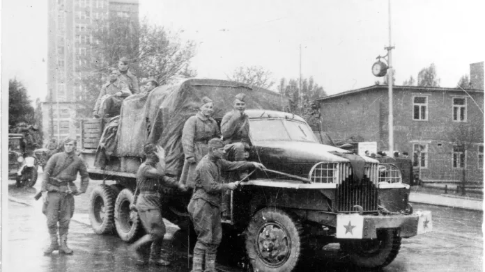Automobil se sovětskými vojáky ve Zlíně (květen 1945)