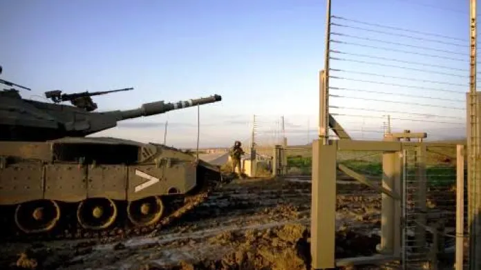 Izraelský tank vjíždí na území pásma Gazy.