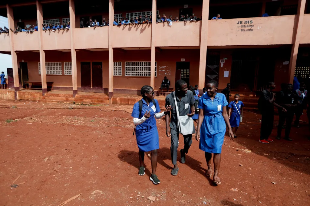 Gaelle Dule Asheri (vlevo) chodí se svými spolužáky na střední školu, kde se připravuje na závěrečné maturitní zkoušky v Yaoundé