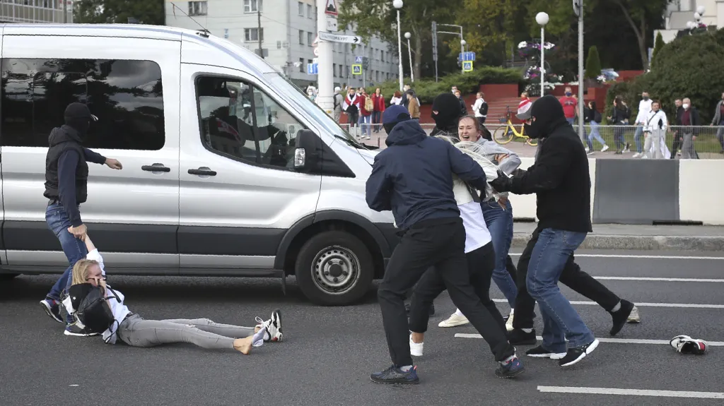 Zatýkání demonstrantů v Minsku