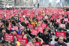Jihokorejská opozice navrhla sesazení prezidentky. Do ulic vyšly statisíce lidí