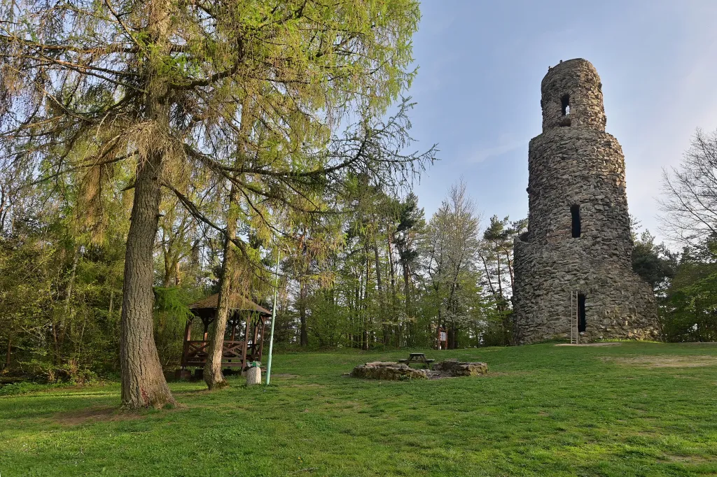 Rozhledna Krásno, též Rozhledna Krásenský vrch, se nachází na zalesněném vrcholu Na vyhlídce, asi 1 km jižně od města Krásno