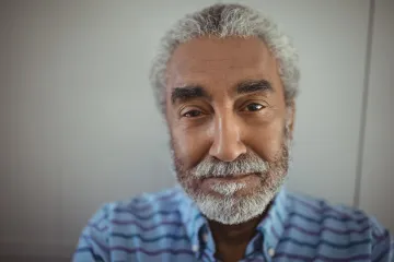 Vědci zřejmě našli příčinu šedivění vlasů, zodpovědné jsou zaseknuté buňky