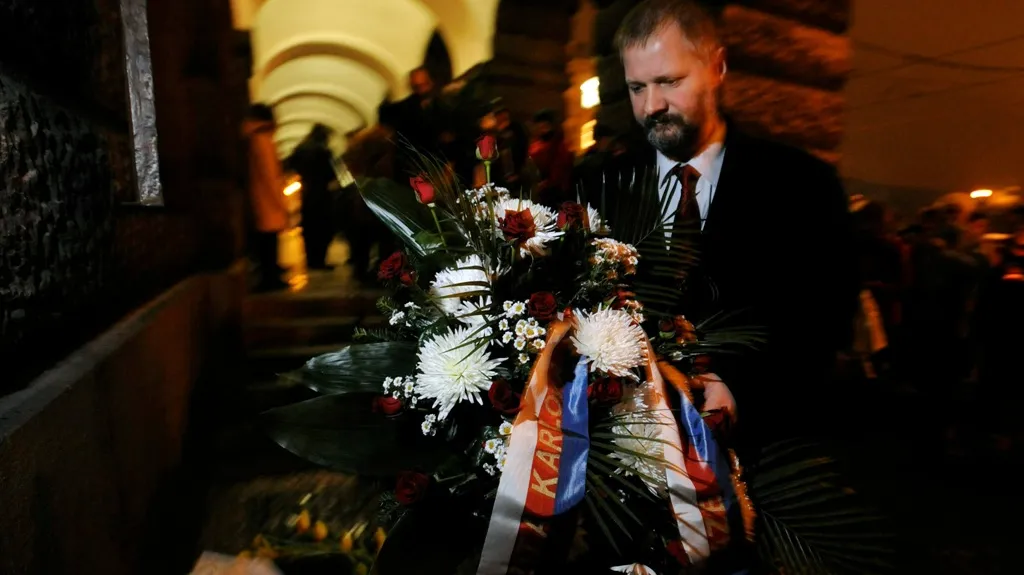 Václav Hampl u pamětní desky Jana Palacha