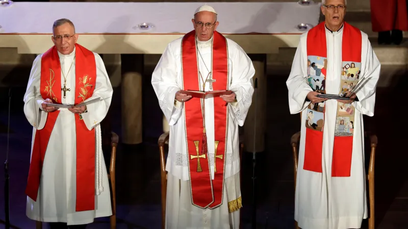 Papež František s luteránskými duchovními ve Švédsku