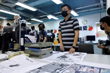 Policie v Hongkongu zatkla editora zrušeného prodemokratického deníku Apple Daily