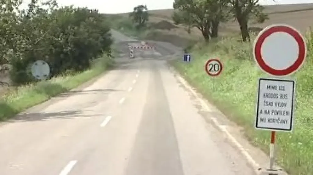 Uzavřená silnice u Koryčan
