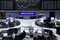 Evropské akcie klesly nejníže za dva roky, oslabuje i Dow Jones v USA 