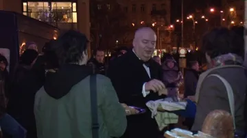 Chléb si od demonstrantů vzal i náměstek primátora Oliver Pospíšil (ČSSD)