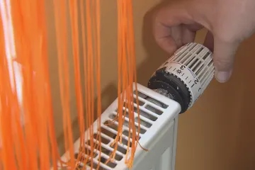 Závěsy, sušák nebo odmražení lednice pomohou snížit spotřebu, a tak i ušetřit v době drahých energií