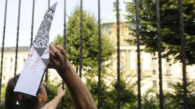 Aktivisté naházeli k Úřadu vlády papírové vlaštovky