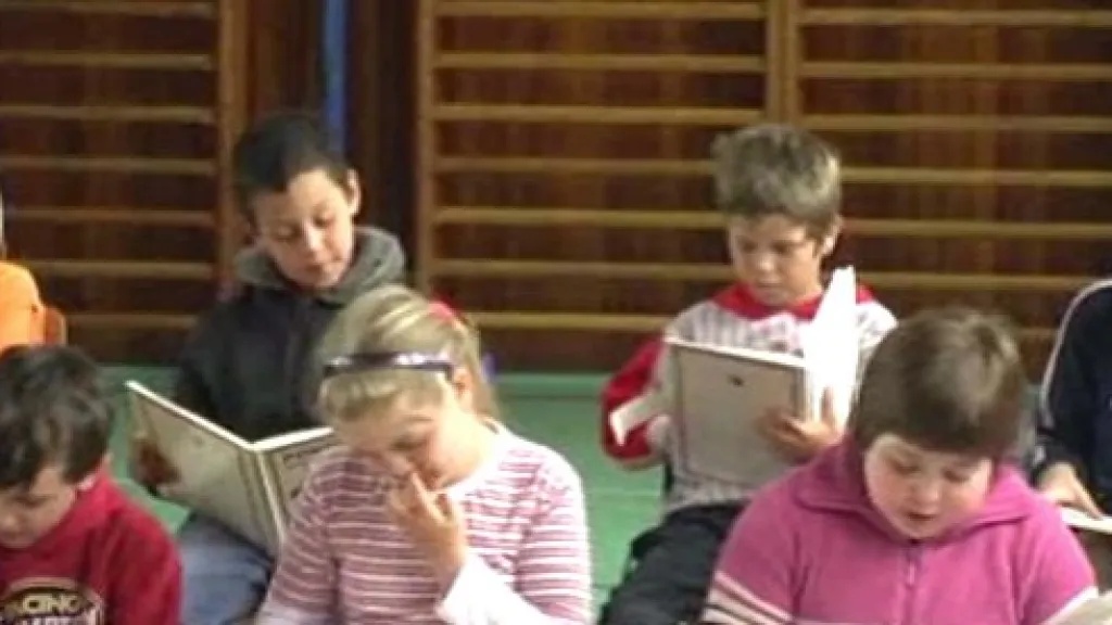 Malí čtenáři při četbě