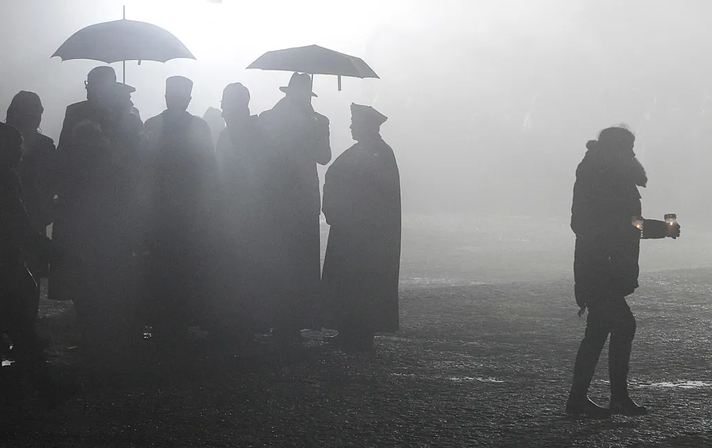 Přeživší z Osvětimi před Mezinárodním památníkem obětem nacismu v bývalém nacistickém koncentračním a vyhlazovacím táboře Auschwitz II-Birkenau. Snímek pochází z ceremonií v rámci Mezinárodního dne vzpomínky na holocaust 27. ledna, který připomíná osvobození Osvětimi-Březinky sovětskou armádou.