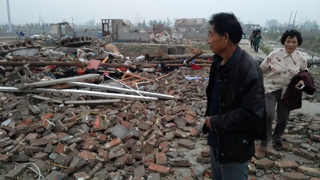 Domy v čínské provincii Ťiang-su zasažené tornádem