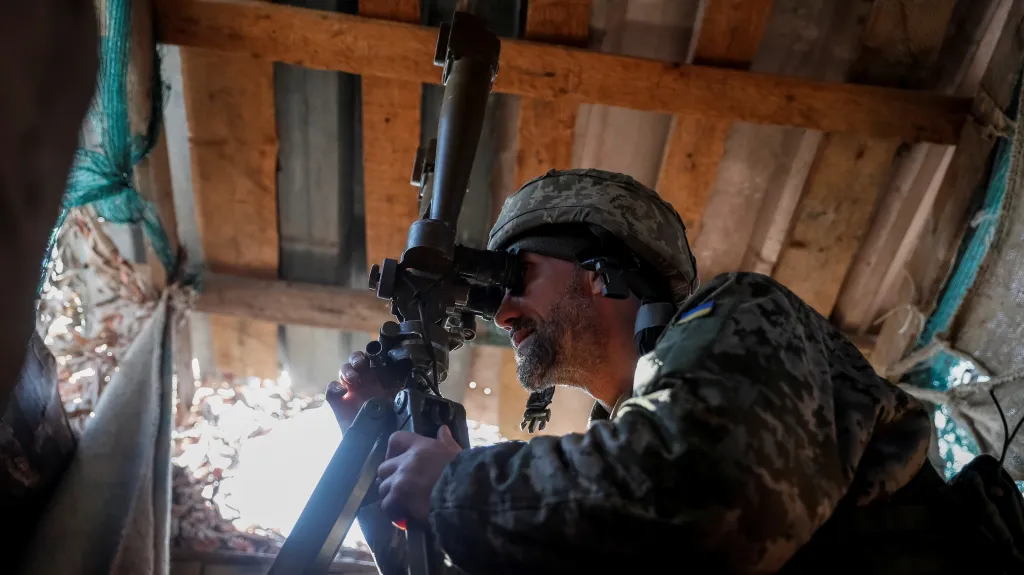 Ukrajinský voják pozoruje dění u linie dotyku v Donbasu