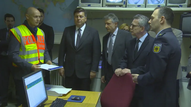 Ministr de Maizière na návštěvě deportačního centra