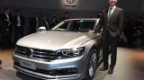 Vedle limuzíny Phideon určené pro čínský trh pózuje šéf koncernu Volkswagen Matthias Müller
