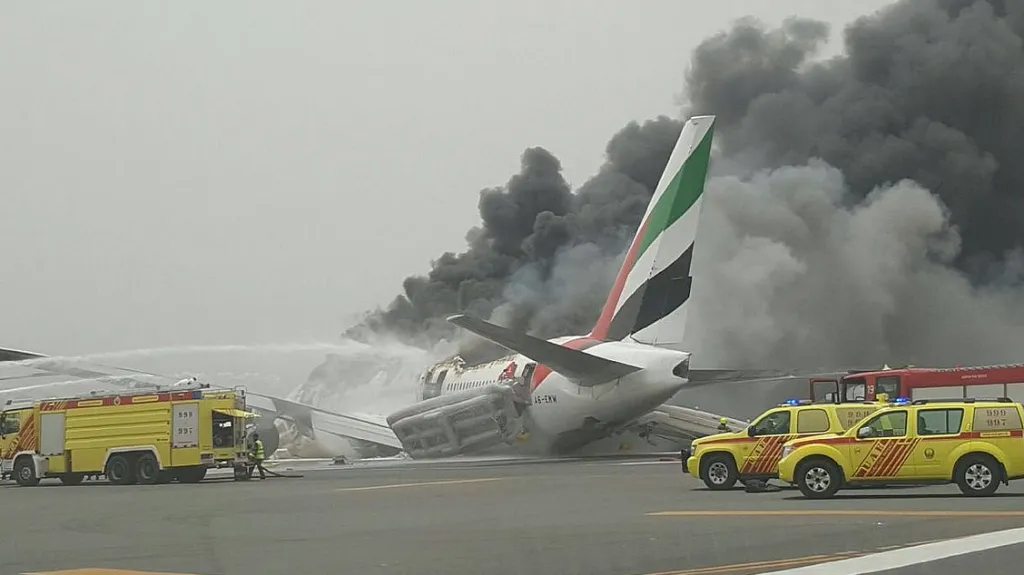 Stroj společnosti Emirates na letišti v Dubaji