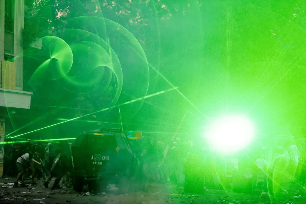 Na protivládní demonstraci v Chile protestující použili silné laserové světlo
